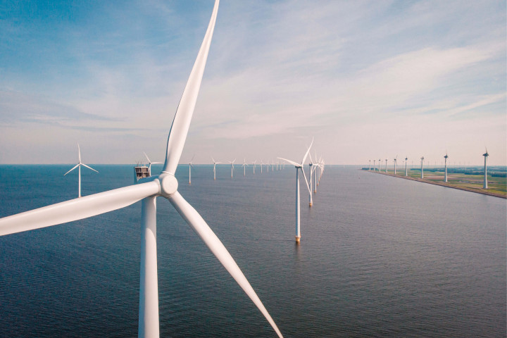 Offshore-Windpark mit Reihen von Windrädern im Meer – nachhaltige Energiegewinnung